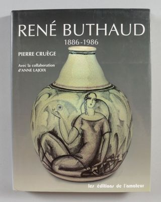 un livre sur lequel figure l'image d'une femme assise dans un vase