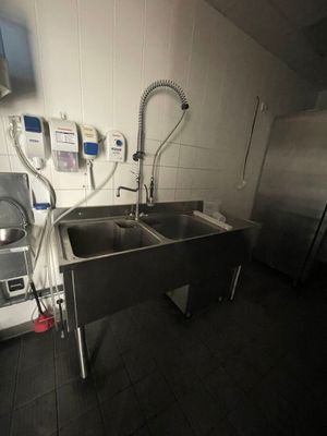 une cuisine avec un évier et une cuisinière