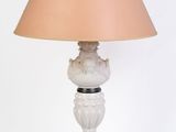 une image représentant une lampe blanche avec un abat-jour beige sur fond blanc
