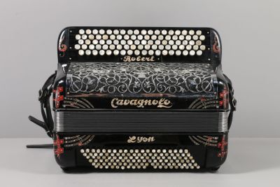L'accordéon est noir et blanc, avec un motif rouge et blanc.