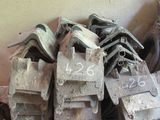 une pile de vieilles chaussures posée sur une pile de briques