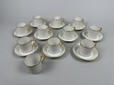 un ensemble de tasses et de soucoupes posées sur une table