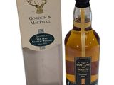 une bouteille de whisky et une boîte sur fond blanc