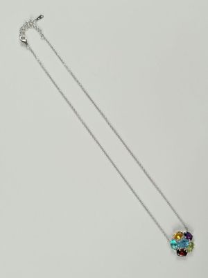 gros plan d'un collier sur une surface blanche