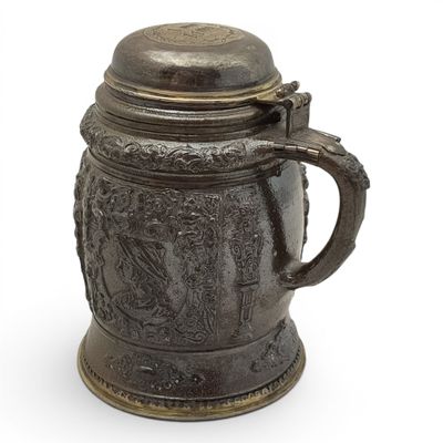 une chope à bière en verre avec un couvercle, sur fond blanc