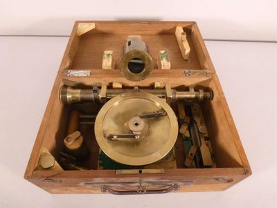 une boîte en bois contenant une plaque en laiton