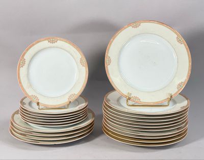 plusieurs assiettes empilées sur une table