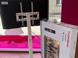 une boîte posée par terre à côté d'un téléviseur
