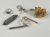 plusieurs types de bijoux différents sur une surface blanche