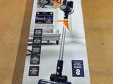 la boîte d'un aspirateur est ouverte sur la table