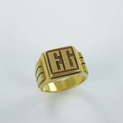 une image représentant une bague en or sur laquelle figure la lettre h