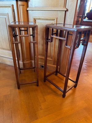 deux tables posées sur un sol en bois dur