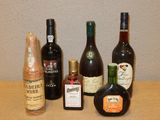 de nombreuses bouteilles de vin et d'alcool sur la table