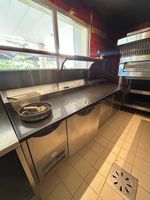 1 tour réfrigéré en inox à 4 portes avec saladette intégrée … (photo 3)