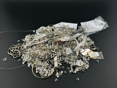 un tas de bijoux en argent et en or posés sur une table