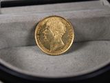 une pièce d'or posée dans une boîte sur une table