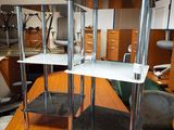 un bureau à trois étagères et une chaise dans la pièce
