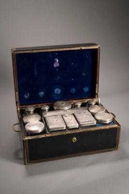 une boîte contenant de nombreux objets en argent