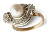 une image d'une bague en perles et diamants sur fond blanc