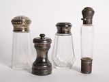 trois salières et poivrières en verre et une salière