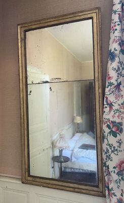un miroir accroché au mur au-dessus d'un lit