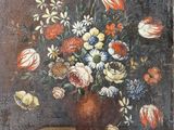 tableau représentant un vase de fleurs posé sur une table, avec un papillon