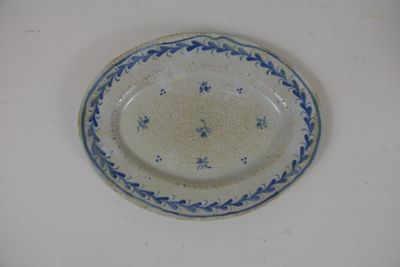 une assiette bleue et blanche posée sur une table blanche