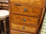 une petite commode en bois posée à côté d'une petite table