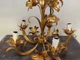 un lustre doré posé sur une table en bois