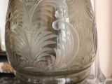 un vase en verre posé sur une table, avec une étiquette de prix dessus