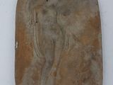 une plaque en pierre sur laquelle figure l'image d'une femme nue