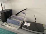 une photo d'un bureau sur lequel se trouvent une imprimante, une imprimante et d'autres objets