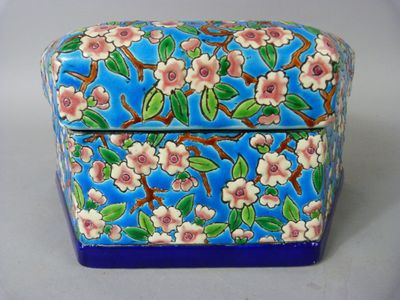 une image représentant une boîte bleue ornée de fleurs
