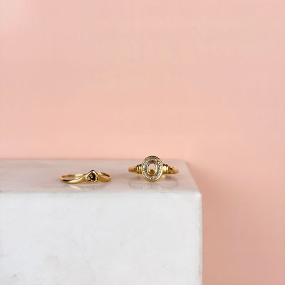 une paire de bagues en or posées sur un bloc de marbre