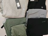 un tas de vêtements posés sur une table, avec une étiquette de prix dessus