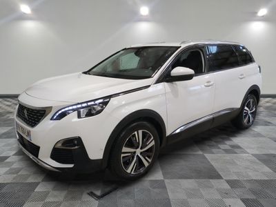 le suv blanc est garé dans le garage sur un sol en damier