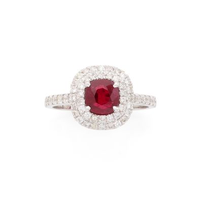 BAGUE retenant un rubis coussin de 1.25 carat dans un double…