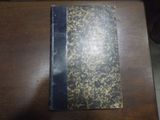 un livre posé sur une table en bois