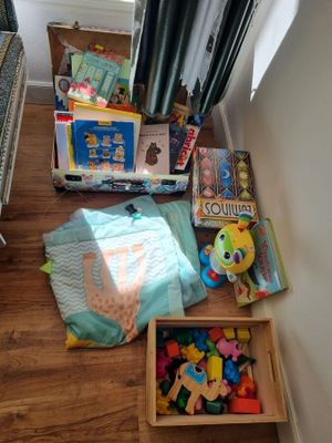 beaucoup de jouets par terre près d'une fenêtre
