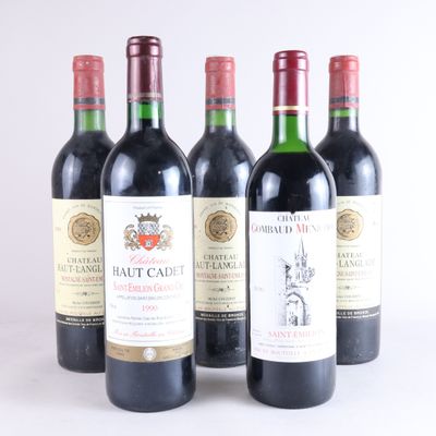 trois bouteilles de vin rouge sont alignées sur une surface blanche