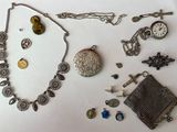 beaucoup de bijoux en argent sur une surface blanche