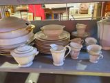 de nombreuses assiettes et tasses sur une étagère dans un magasin