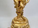 une statue en or représentant une femme, posée sur un socle