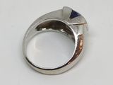 bague en argent massif ornée d'une pierre bleue au centre