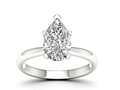 une bague de fiançailles en or blanc sertie d'un diamant taille poire