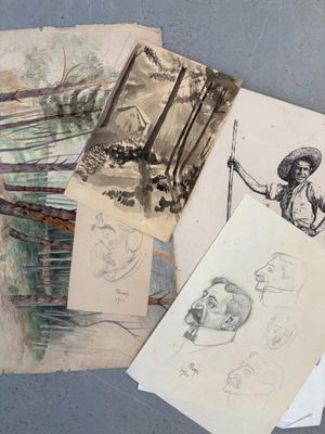 une pile de vieux papiers sur lesquels figurent des dessins