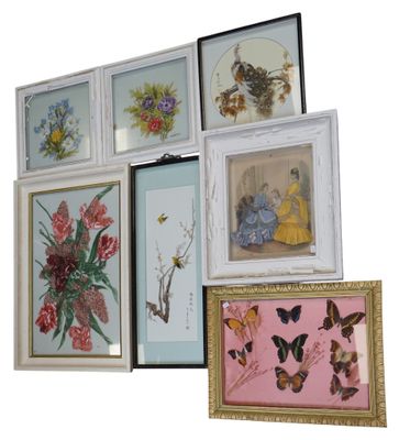 de nombreuses photos encadrées représentant des fleurs et des papillons accrochées au mur