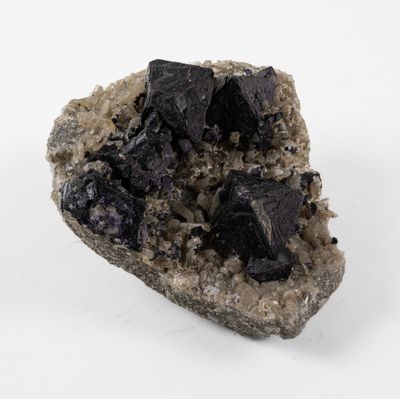 un gros plan d'une pierre recouverte de nombreux cristaux noirs