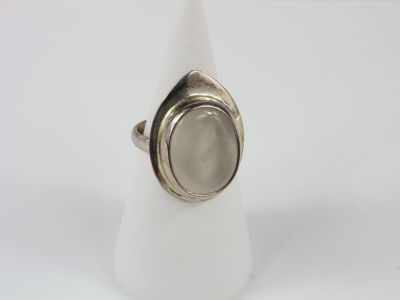 sterling silver ring with mother of pearl in the center