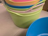 plusieurs seaux en plastique empilés les uns sur les autres sur une table
